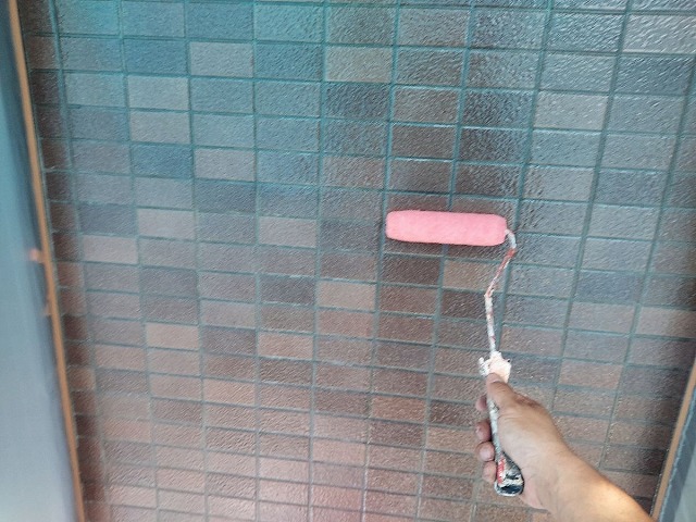 入間市上藤沢にて外壁素材がタイル貼りのお宅を塗装作業中です！part2