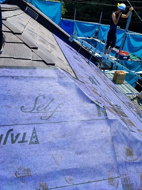 入間市黒須にて築22年のお宅の屋根をカバー工法で施工しています！