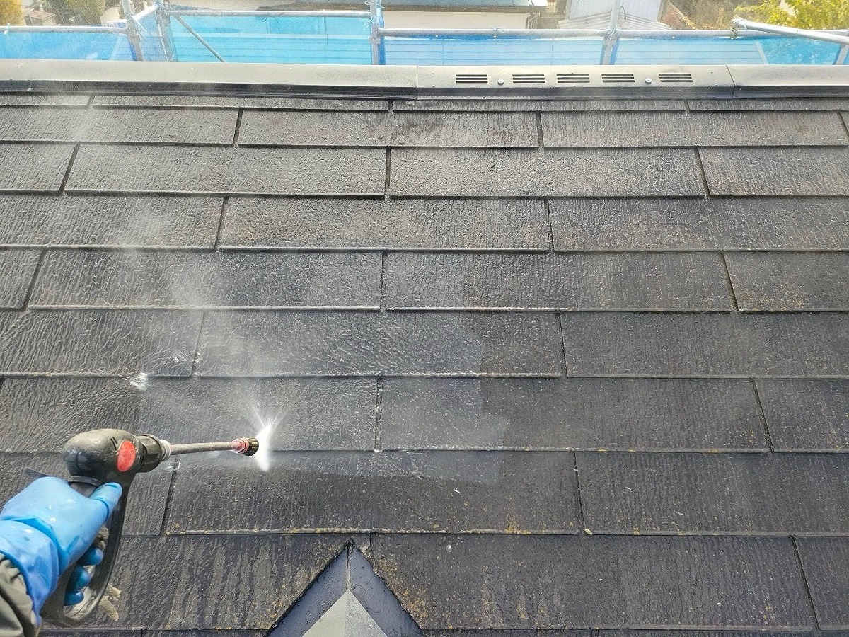 飯能市双柳にて外壁・屋根塗装工事！本日の作業は遮熱塗料を使用する屋根塗装！