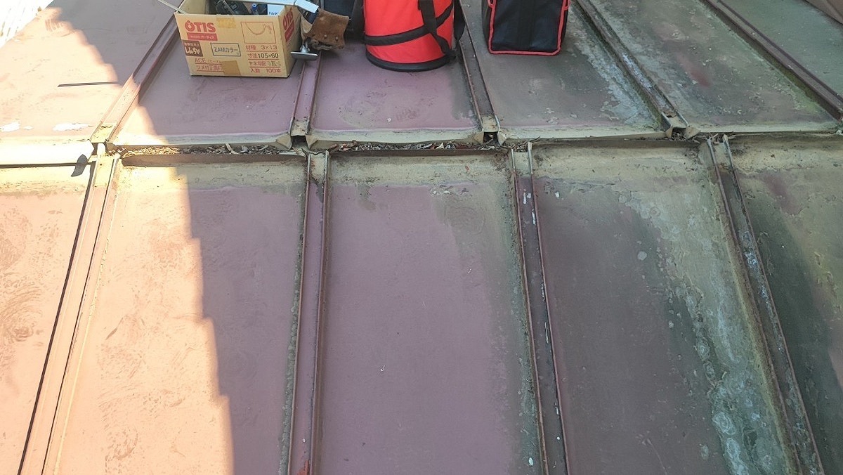 飯能市にて劣化してしまい錆びているトタン屋根のカバー貼り工法！木部外壁の塗装！
