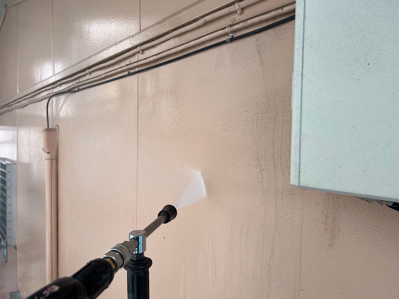 鶴ヶ島市富士見にて外壁塗装工事中！最近弊社のお客様に人気のある遮熱フッ素塗料で仕上げていきます♪