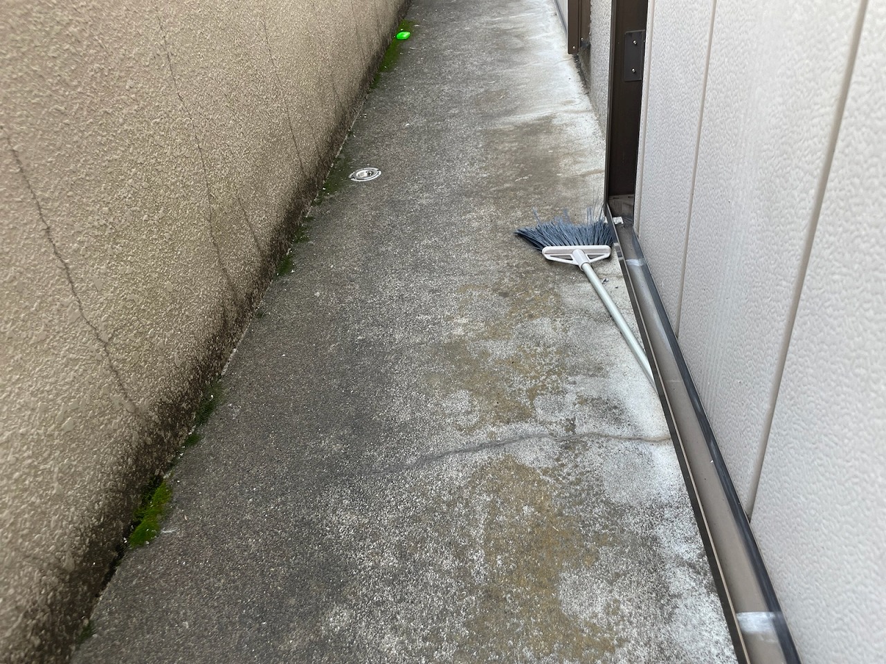 所沢市にて外壁・屋根塗装工事！本日は塗り替えと一緒に行った防水・基礎左官工事を紹介したいと思います！