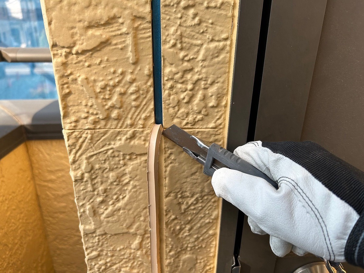 入間市下藤沢にて外壁塗り替え工事！劣化して割れているシーリングの打替え！