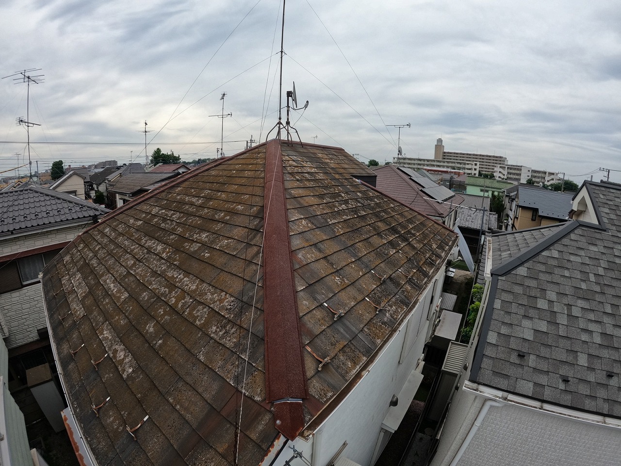狭山市南入曽にて屋根塗装・棟鈑金交換工事！劣化しているので下塗りを２回塗り！